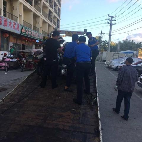 执法六队持续整治新鸿港市场车辆乱停乱放