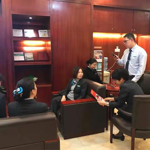 富骊大厦支行开展农银稳得福、贵金属四大件销售情景演练