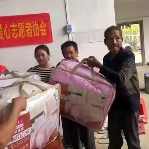 “泪目，一家6口却有5个残疾人，00后花季少女打工撑起一个家”