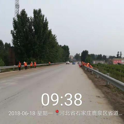 鹿泉区公路管理站对郑村支线路段进行整理道路两旁边坡杂草杂物工作