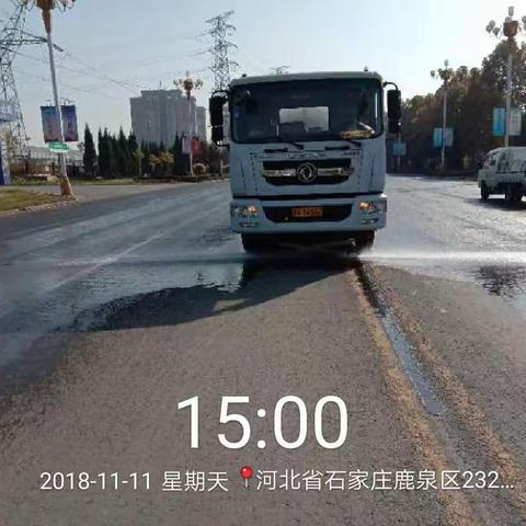 鹿泉区公路管理站启动重污染天气‖级预警，对所辖干线道路加大洗扫、洒水降尘作业