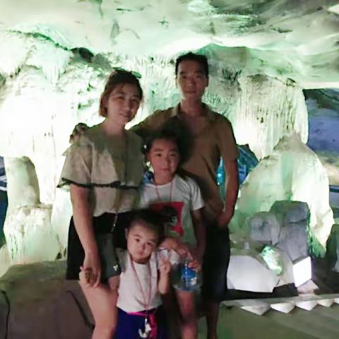 家是如伞的大树，遮挡酷夏的骄阳；家是清凉的雨丝，拂去疲惫的征尘；家是永远的牵挂，珍藏幸福的存根