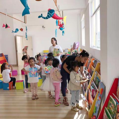 美丽的花朵迎着朝阳成长，稚嫩的小脸透着无限希望。