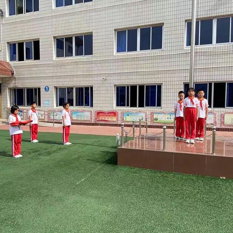 父爱有温度，情意留心间——和安里小学二一班父亲节主题升旗仪式