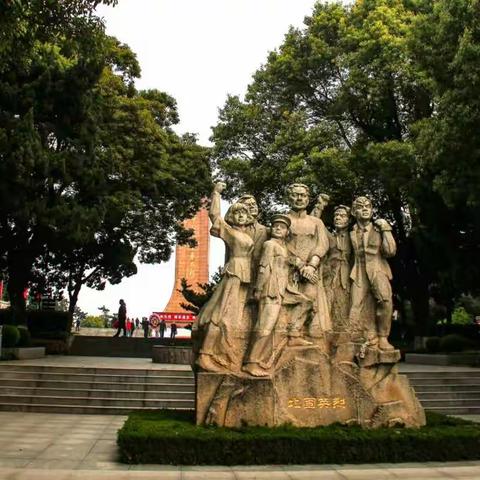 缅怀先烈，继承遺志，不忘初心。清明节前米山社区组织党员群众前往烈士陵园祭扫革命先烈。