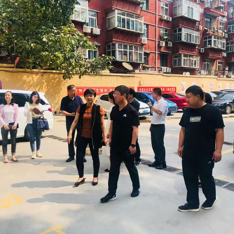 区委常委、组织部长张朝华一行到中华大街街道信德社区查看社区重组情况