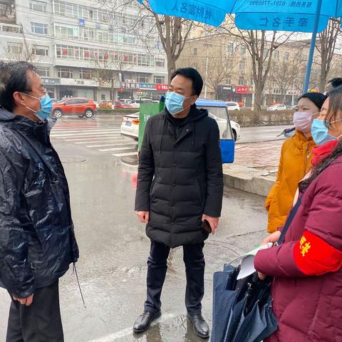 风雪中，他们不畏严寒，坚定前行，向中华街道坚守在防疫一线的“执勤者”致敬