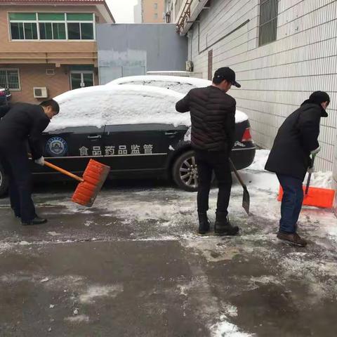 以雪为令，周末轮班扫雪忙