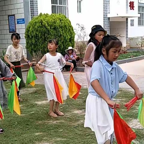 脱贫攻坚年的“六.一”儿童节，比较简单，但学生们满满的开心😊