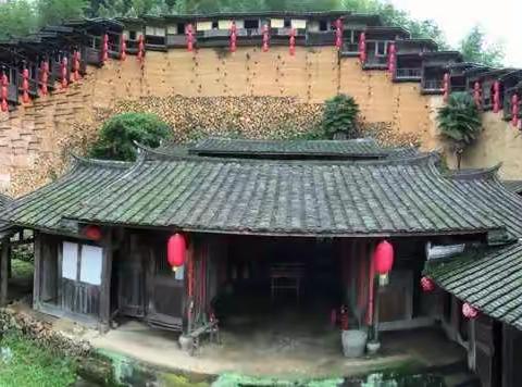 安良堡，建于清代嘉庆年间，至今约有200多年的历史，为畲族建筑。整座土堡依山而建，历经5年完工。