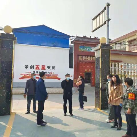 七里营镇党建办人员和村支部书记到张唐马村观摩。