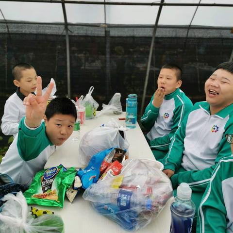 道狭草木长，夕露沾我衣