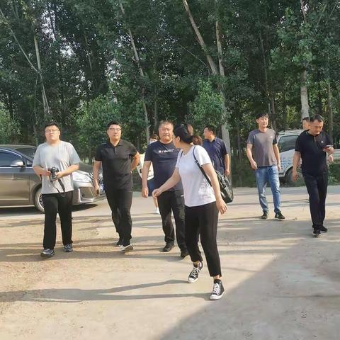 省团委领导到万隆乡李连小学督查餐厅建设
