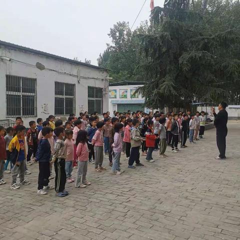 “开展消防演练，筑牢安全防线”——万隆乡李连小学消防安全应急演练