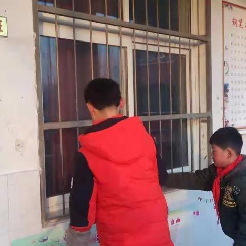 张庄乡各小学在进行卫生打扫 2017.12.25