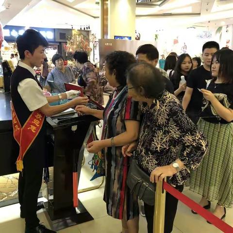 【历山名郡社区】“回顾革命青春 激发创卫热情”红色观影主题党日活动