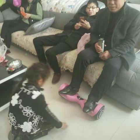 北相小学二（二）班学生 过大年，行跪拜之礼！