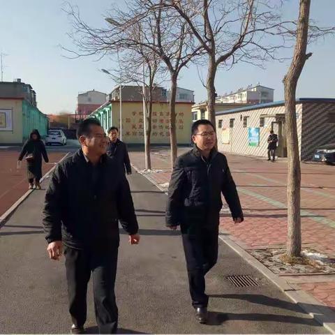 市教育局领导对四中进行安全工作检查