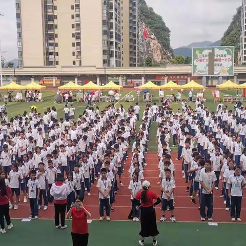 云浮市恒大学校七年级“小爱汇大爱                             情暖一片天”爱心义卖暨六一趣味活动