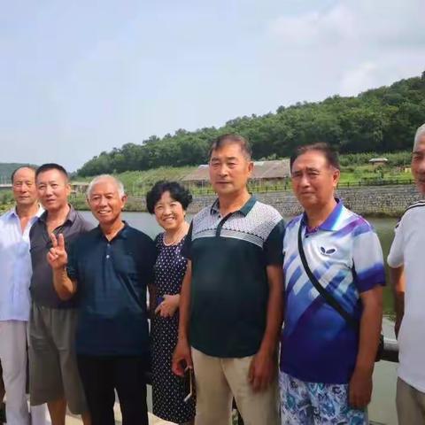 夕阳霞辉映鸣山绿洲        师生情深聚楼宇厅堂