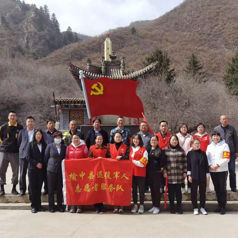 蘶蘶兴隆埋忠骨，朵朵白花奠英灵