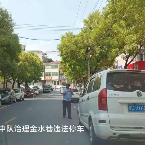 陈仓交警整治违停顽疾，助力创文复审工作。