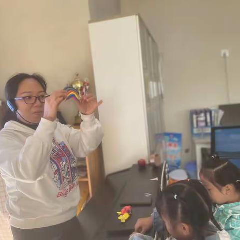 Recognize colors—溆浦县幼儿园二园区中四班家长助教