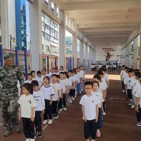 心系国防  童心逐梦——老城区第二小学开展一年级新生国防教育