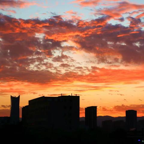 秋日晚霞胜似燃烧的岁月