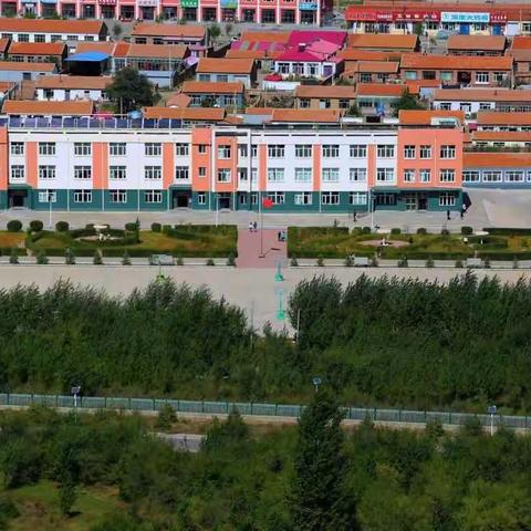 热烈欢迎各位领导莅临我校检查指导工作