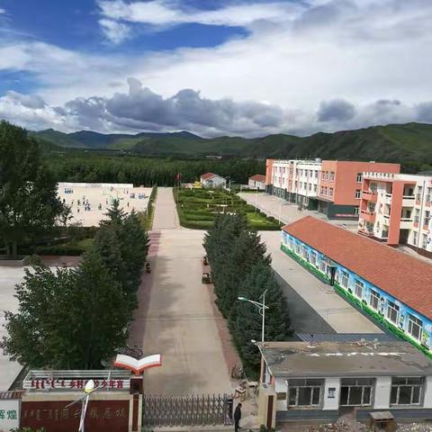 前进中的同兴镇总校——美丽整洁的校园，幽雅舒适的环境，宽敞明亮的教室，敬业爱岗的教师，勤奋好学的学生。