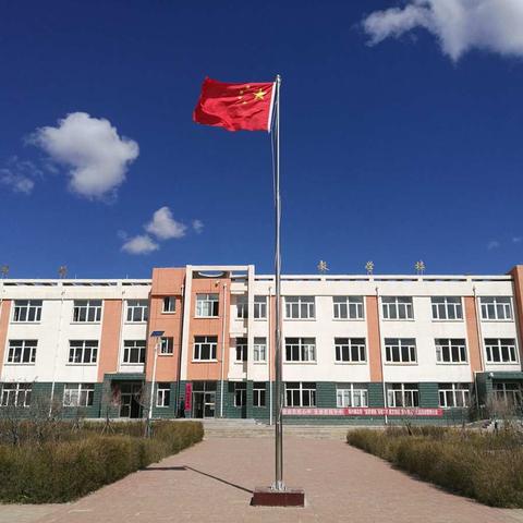 热烈祝贺同兴镇总校2017年中考取得优异的成绩！总分进入前十名1人，前一百名4人，前二百名6人，前三百名10人。