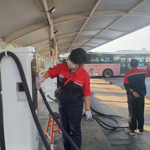 美好环境靠大家—高铁南充电站喜迎国庆卫生大扫除