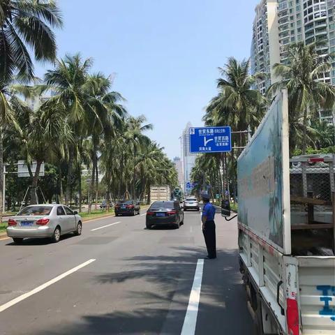 龙华区综合行政执法局查处滨海大道路面污染案