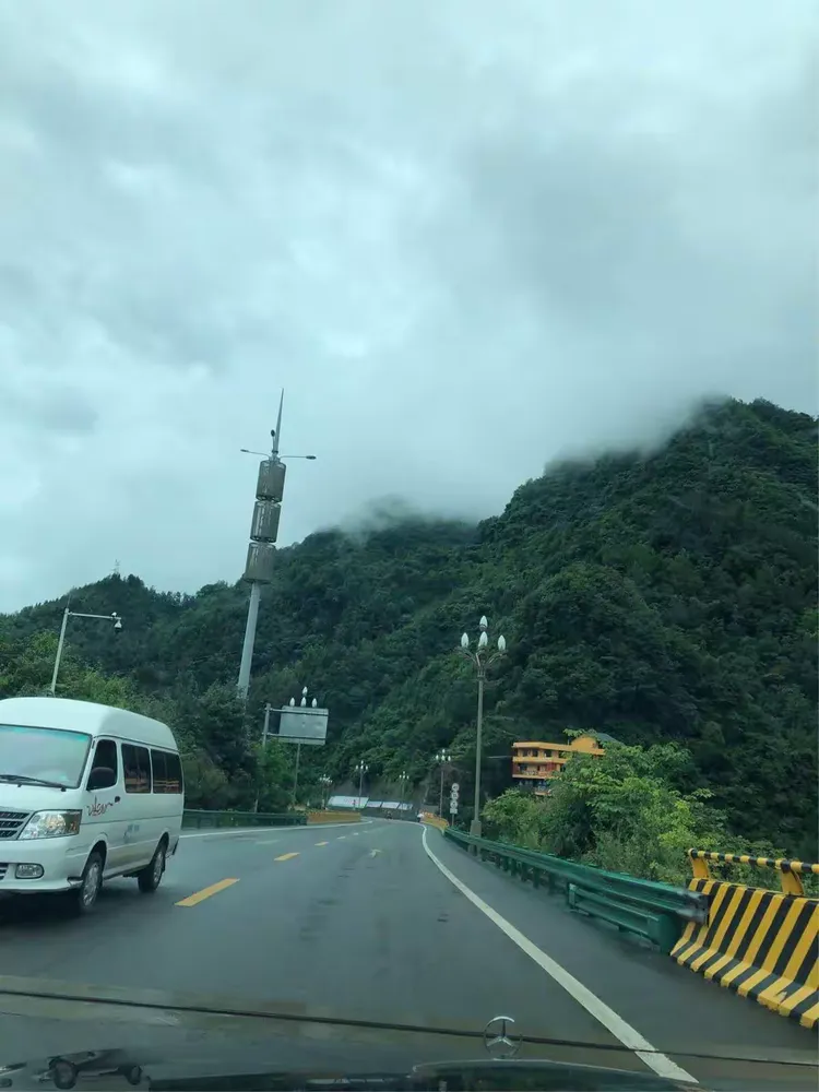 天路:这条2009年动工,2013年竣工的城万快速公路,把城口联系外界变得