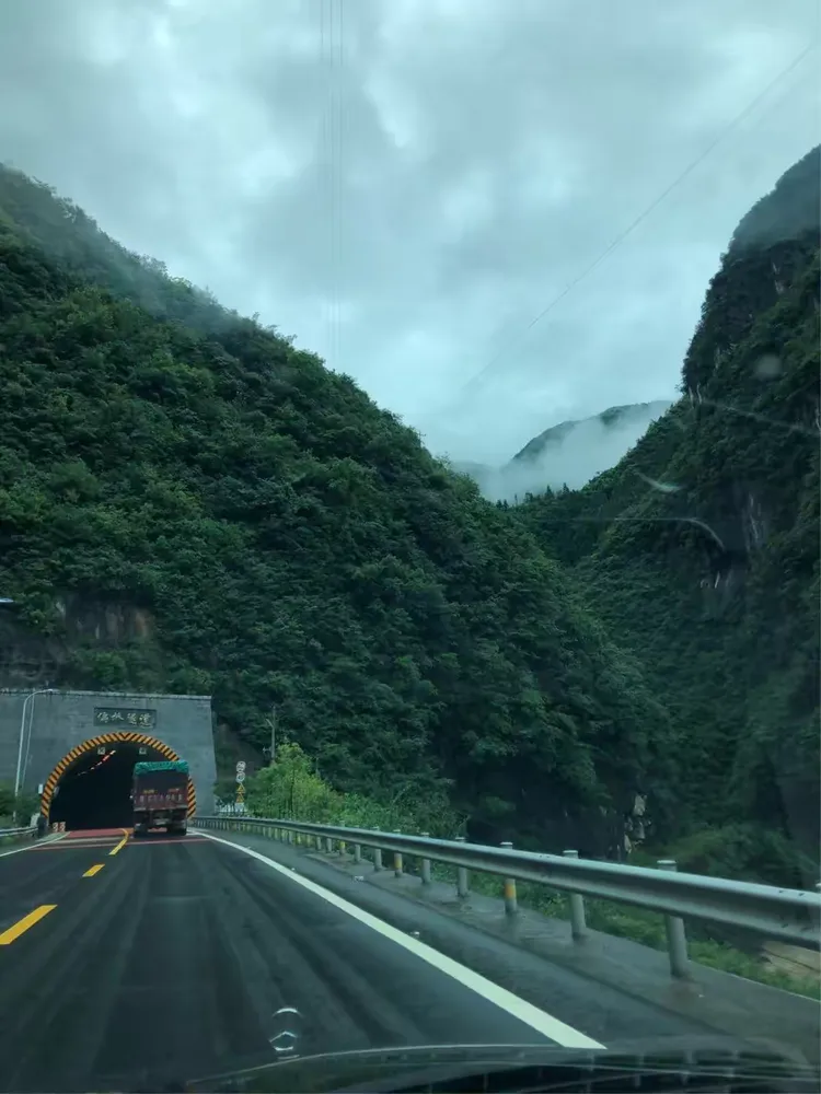 天路:这条2009年动工,2013年竣工的城万快速公路,把城口联系外界变得