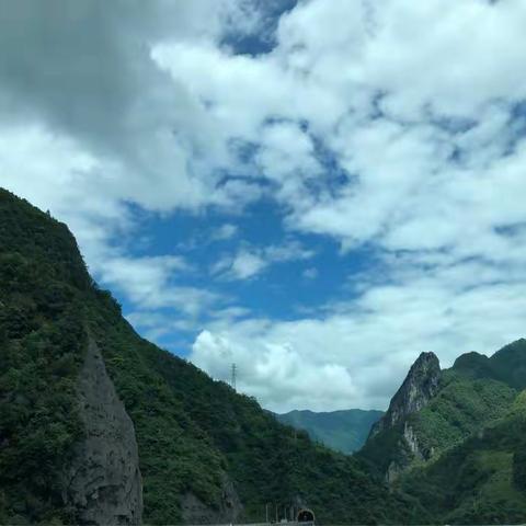 望着《天边》，踏着《天路》，哼着小曲，一路向北，在美利坚的配合下，走进绿色环保原生态的边疆站岗！