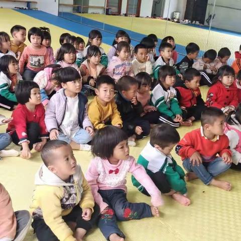 《重阳节，敬老情》扬飞幼儿园感恩活动