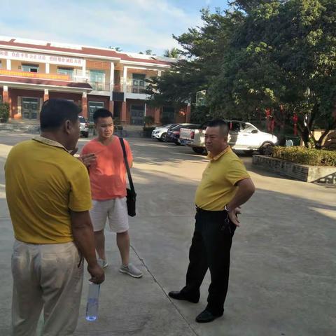 区住建张源副局长2018年11月18日到中廖村调研亲水桥及市政背街小巷的维护情况