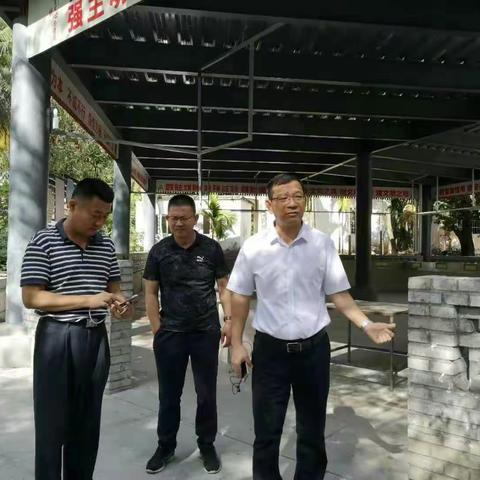 区住建局开展中廖美丽乡村环境卫生整治工作