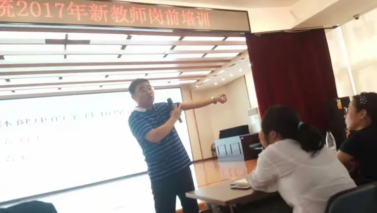 促教师专业化成长，做有智慧型教师