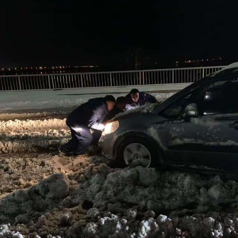 迁阳路站雪夜归队途中帮助群众推车