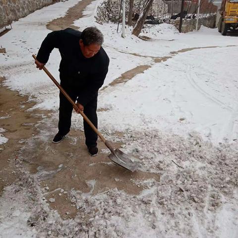 热心村民除雪暖人心