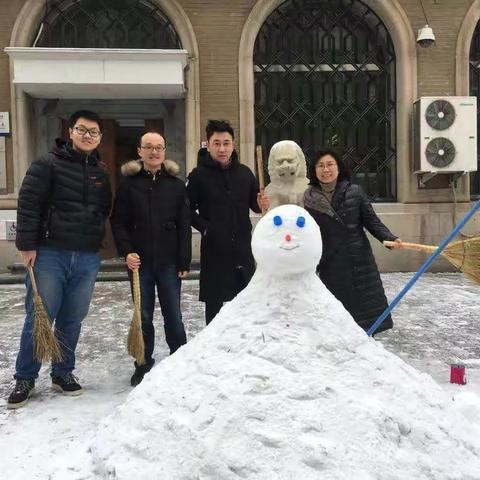 工北二支行营业部心念客户，清扫门前积雪