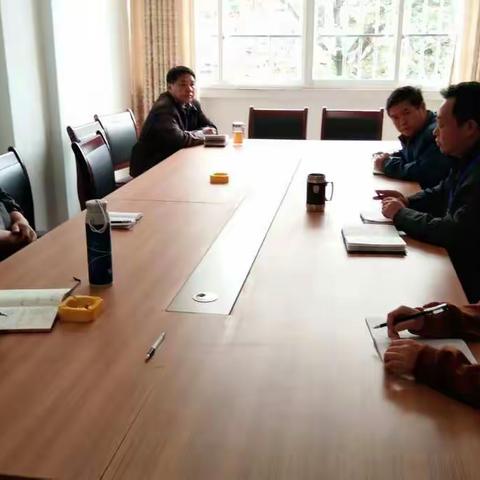 马关县皮防站麻性科跑片人员向站领导汇报督导考核结果