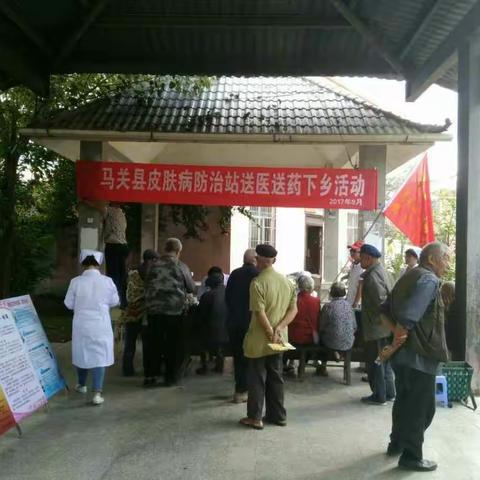 马关县皮防站组织干部职工深入扶贫点开展服务百性健康行动义诊活动及送医送药下乡活动及学生体检工作