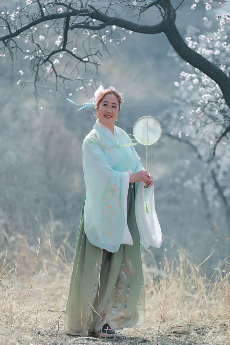 池上泉子杏花美，泉子杏花惹人醉，最美杏花俏佳人！