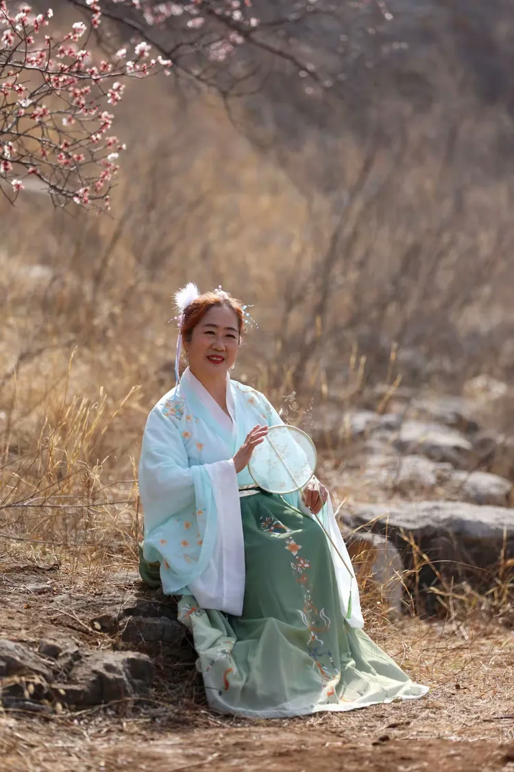 池上泉子杏花美，泉子杏花惹人醉，最美杏花俏佳人！