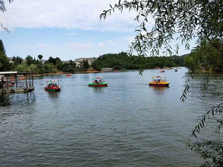 黄水月亮湖水上乐园