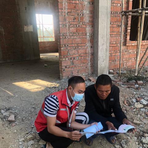 网格员开展反电诈宣传筑牢反电诈防线